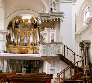 Neue Orgel mit Kanzel