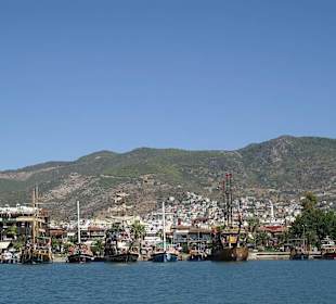 Ausflugsschiffe im Hafen