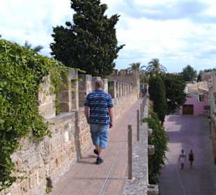 Spaziergang auf der alten Stadtmauer