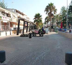 Einkaufsmeile und Promenade werden oft gekehrt