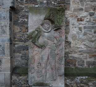 Epitaphe an der Außenmauer