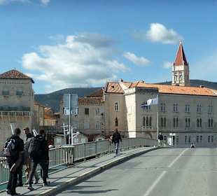 Brücke zur Altstadt mit viel Verkehr