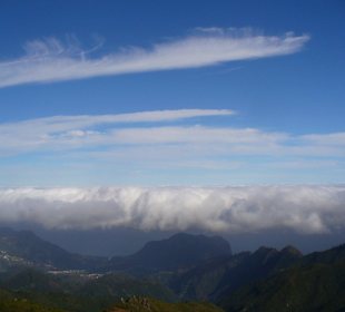 Blick vom Pico Cruzes zum Adlerfelsen/Faial