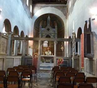 Innenraum  -  Blick Richtung Chor