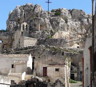 Hoch oben auf den Felsen der Höhlenwohnung