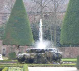 Brunnen mit Springstrahl