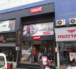 Auch Markengeschäfte gibt es