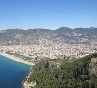 Alanya von der Burg aus und der Cleopatrastrand