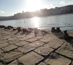 Schuhe am Donauufer