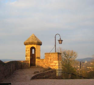 Der Wachturm in der Abenddämmerung.