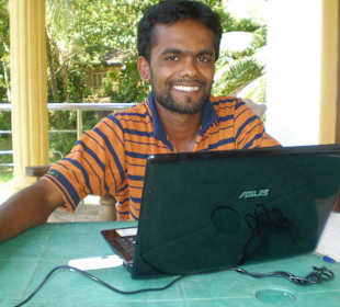 Raja beim checken seiner mails