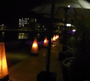 SunSeaBar bei Nacht (Außenansicht)