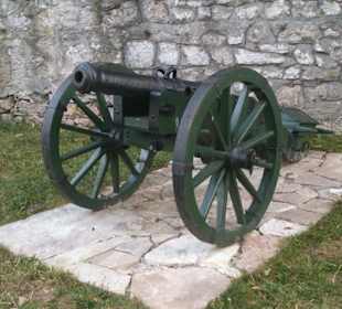 Armaty znajdujące się na placu w klasztorze