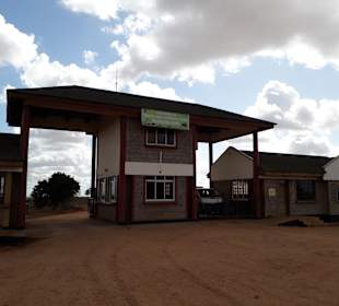 Einfahrt in den Tsavo-Ost am Bachuma Gate