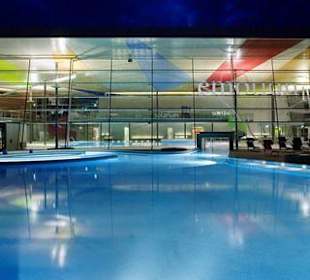 Außenbecken bei Nacht