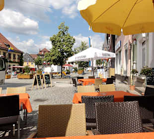 Tische vor dem Restaurant