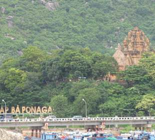 Blick auf die Türme von der Brücke aus