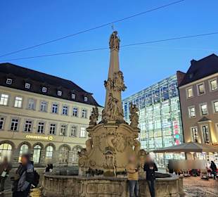 Brunnen bei Nacht