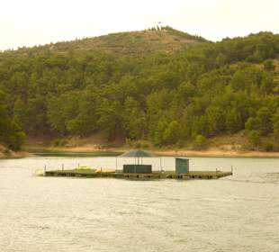 Plattform auf dem Stausee zum schwimmen 