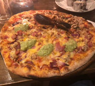 Pizza mit Avocado Creme