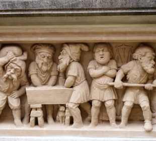 Relief von der Arbeit der Heinzelmännchen