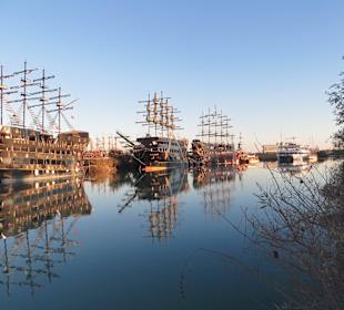 Ankernde Ausflugsschiffe auf dem Manavgat