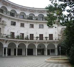 Ein ruhiger Innenhof Nähe Kathedrale