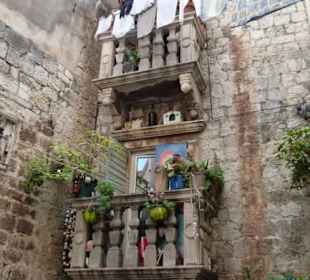 Liebevoll mit Blumen geschückte Fassade