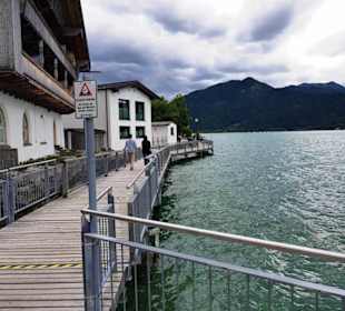 Überall moderne Holzstege