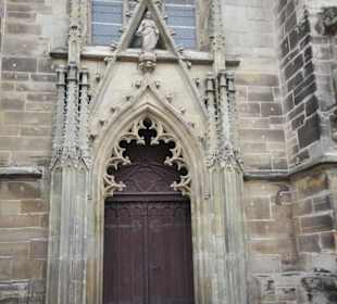 Reich verziertes Süd-Portal mit segnendem Christus