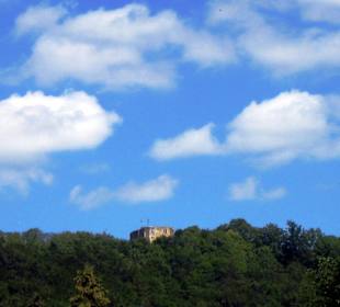 Die Burg thront über Bad Liebenstein.