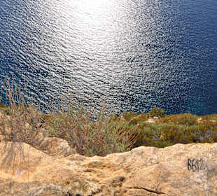 Blick vom Klippenrand senkrecht nach unten