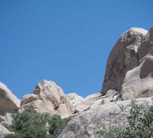 Jumbo Rocks vor tiefblauem Himmel