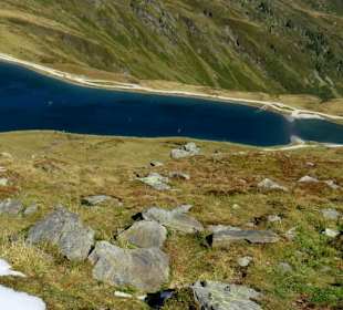 Der Speicherteich am Berg beim ersten Schnee