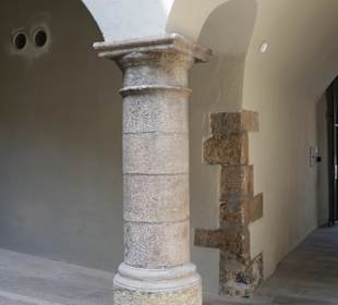 Historische Säule in der Neuen Waag