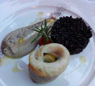 Fisch mit schwarzem Reis