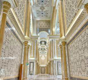 Alles in Gold im Palast 