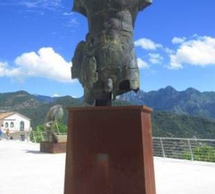 Igor Mitoraj:  Torso Alato Screpolato, 2000