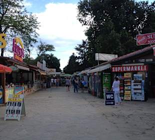 Zwischen den Verkaufsbuden