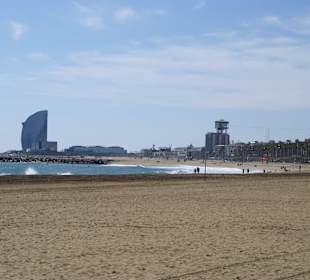 Platja Barceloneta mit Blick auf Hotel Wynn
