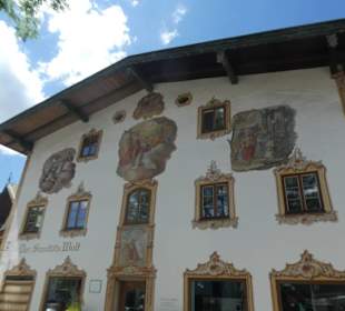 Sehenswerte Lüftlmalereien beim Sanitätshaus Wolf