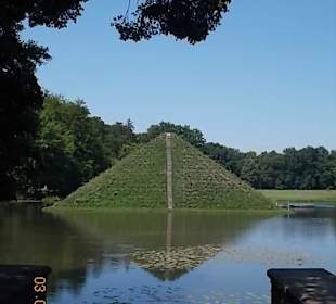 Pyramide im Park