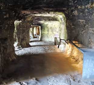 Rundgang durch die Felsgänge der Kasematten
