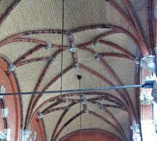 Blick zur Gewölbedecke des Seitenflügels