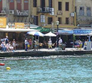 Geschäfte und Cafés am Hafen