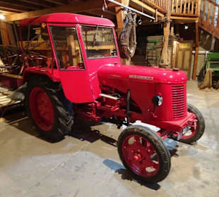 Historischer Traktor im Museum A Schiewesch