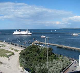 Blick zur Westmole mit ankommender Fähre