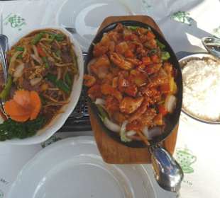 Thai-Gericht mit Zitronengras und Acht Schätze