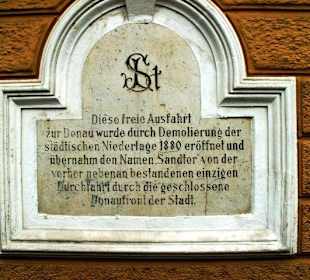 Tafel  an Haus bei Donau