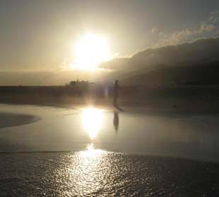 Strandspaziergang bis zum letzten Sonnenstrahl